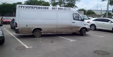 Что тут НЕ ТАК, АВТОР??? Машина ГРУЗОПЕРЕВОЗОК. Наверняка приехала и привезла эти САМЫЕ ГРУЗЫ. А встала так, ибо если бы она это сделала по направлению полос, то наверняка перегородила бы проезд между соседними зонами парковки.