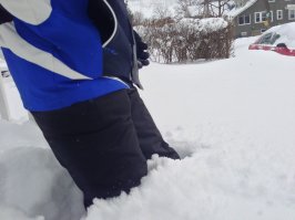 Да в Бостоне улицы убирают своими силами. Расчистил площадку - "занял" стульчиком, и надейся, что вечером снова не придется расчищать. С другой стороны, на улицах парковку даже летом не найти - по сути только платный поземный паркинг. 

Вот так примерно выглядел двор дома после одного из сильных снегопадов. Во время снегопада, кстати, всем запретили выезжать на машинах - под угрозой ареста.