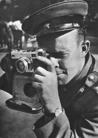 Да, я - грамотный. А ты считаешь слово "грамотный" - ругательным? )))
А этого фотографа ты тоже с говном готов смешать? Если бы не такие, как он (и военкоры Донбасса), что бы ты знал о том, что у нас происходило и происходит??!