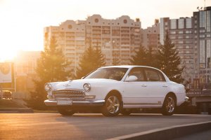 Пи*з*д*ё*ж чистой воды, взяли готовую Киа Опирус с мотором 3,8 и на неё налепили морду и жопу от волгаря. 
Цена переделки под ключ 550 000 р.