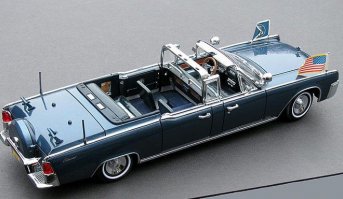 Lincoln Continental, котором был убит Джон Кеннеди, ушел с аукциона за 225000 долларов....