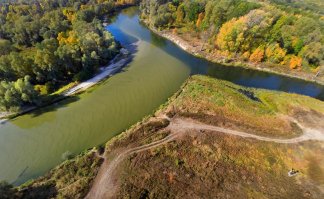 несколько лет прожила в городке на слиянии Вороны и Хопра. Сейчас живу опять же недалеко от этого города и в 10км от пляжа на Вороне.
Ворона чистая (ну по крайней мере у нас)река. Впадает в самую чистую реку (по мнению ЮНЕСКО) Европы - Хопёр. Места красивейшие! Пляжей полно, что на Вороне, что на Хопре. Только в этом году разлив сильно подвёл, начал сходить только в середине июня. На сегодняшний день реки ещё до конца в русла не вошли, и вода мутная. 
Вот несколько фото нашего земляка С.Гладыша на тему р.Ворона. 
(первые три снятые как раз во время разлива и виден наш город, четвёртая и пятая это слияние Хопра и Вороны, где Хопёр шире и  светлее).