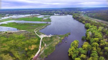 несколько лет прожила в городке на слиянии Вороны и Хопра. Сейчас живу опять же недалеко от этого города и в 10км от пляжа на Вороне.
Ворона чистая (ну по крайней мере у нас)река. Впадает в самую чистую реку (по мнению ЮНЕСКО) Европы - Хопёр. Места красивейшие! Пляжей полно, что на Вороне, что на Хопре. Только в этом году разлив сильно подвёл, начал сходить только в середине июня. На сегодняшний день реки ещё до конца в русла не вошли, и вода мутная. 
Вот несколько фото нашего земляка С.Гладыша на тему р.Ворона. 
(первые три снятые как раз во время разлива и виден наш город, четвёртая и пятая это слияние Хопра и Вороны, где Хопёр шире и  светлее).