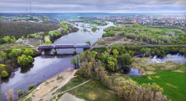 несколько лет прожила в городке на слиянии Вороны и Хопра. Сейчас живу опять же недалеко от этого города и в 10км от пляжа на Вороне.
Ворона чистая (ну по крайней мере у нас)река. Впадает в самую чистую реку (по мнению ЮНЕСКО) Европы - Хопёр. Места красивейшие! Пляжей полно, что на Вороне, что на Хопре. Только в этом году разлив сильно подвёл, начал сходить только в середине июня. На сегодняшний день реки ещё до конца в русла не вошли, и вода мутная. 
Вот несколько фото нашего земляка С.Гладыша на тему р.Ворона. 
(первые три снятые как раз во время разлива и виден наш город, четвёртая и пятая это слияние Хопра и Вороны, где Хопёр шире и  светлее).