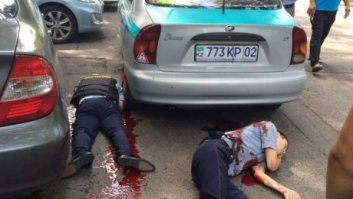 В месте перестрелки в Алматы есть сведения о пострадавших полицейских.
Сообщают, что двое ездили на машине и расстреливали людей на улице.