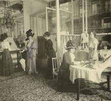 Это такая иллюзия, или кто-то не поленился в черно-белой фотографии выделить синим определенные наряды?