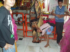 сам фоткал там много таких постановочных, почитание матери