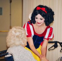 Автор, поешь г....чего-нибудь 
Сара Ингл родом из Америки, ей 25 лет. Сара очень любит диснеевские мультики. Одно из ее увлечений - перевоплощение в сказочных героинь. Все наряды для этого девушка шьет сама. У Сары в коллекции уже семнадцать костюмов диснеевских принцесс, на создание которых она потратила около 14 000 долларов. Все это девушка делает не просто так: в образе сказочных принцесс в рамках проекта «Princess Ever After» она навещает больных детей в больницах.   Доброе сердце, волшебная внешность и прекрасные наряды делают эту девушку не просто неотразимой красавицей, но и вдохновляющим примером.
Источник:  GoRabbit.ru ©
 и фото в этом посте это подтверждают