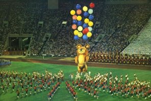 На теоретической части ЕГЭ по физкультуре в 2013 году, в школе г. Мегион, на вопрос кого запустили в небо при закрытии Олимпиады-80, ученик ответил: "Юрия Гагарина".