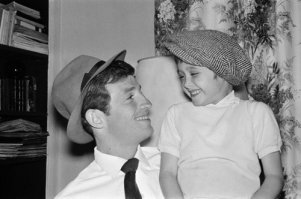 Жан-Поль Бельмондо с дочерью Патрисией, 1960