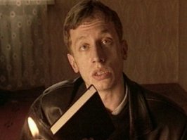 На Трухина, котороый Волкова в улицах разбитых фонарей играл , похож, лицо при чтении такое же!))))