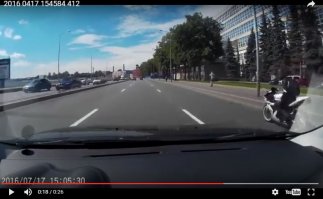 у кого-то мотоциклист двигается справа
