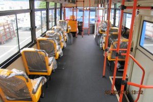 Сиденья расположены как в метро, неудобно же ехать, во первых;  друг-другу в лицо смотреть это дискомфортно! Во вторых; Едешь спиной к окну, как ориентироваться, когда тебе выходить? не всегда и не везде услышишь объявление остановки! 
=================================
Вот так должен выглядеть салон общественного транспорта, будь то трамвай или автобус!!!!