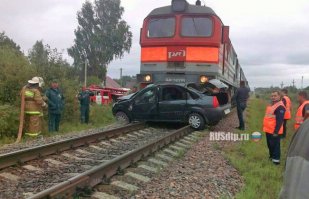 Вроде написано авария НА ж/д переезде, а не ОКОЛО него. Я один смотрел в сторону шлагбаумов и ждал появления поезда?