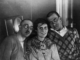 "Я любила заниматься любовью с Осей. Мы тогда запирали Володю на кухне. Он рвался, хотел к нам, скребся в двери и плакал."
Высокие, высокие отношения!!!