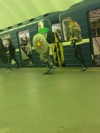 Граждане пассажиры! При выходе из вагона не забывайте свои знаки призыва.