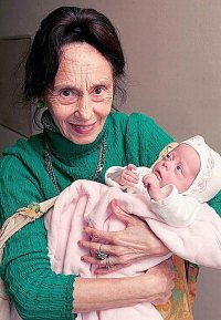 Ей 60 лет ? Выглядит на все 100. Бедное дите, с момента рождения видеть такую бабу Ягу рядом. Даже на фото у ребенка испуганный вид.