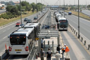 С вашего позволения, детали...
Система управления CityPilot является адаптированным для городских автобусов вариантом системы полуавтономного управления (Semi-automated driving) Highway Pilot, показанной два года назад, а с начала нынешнего года проходящей испытания на седельных тягачах Mercedes-Benz Actros, причем на дорогах общего пользования в Германии, Голландии и Франции. Обе системы условно можно отнести к категории "Free hands" - "свободные  руки". Иными словами они позволяют водителю лишь снять руки с рулевого колеса, но в принципе - до первого маневра. Однако на магистральных перевозках это позволяет повысить безопасность в условиях продолжительного монотонного (усыпляющего) движения, например, на автобане.
Теперь данное решение. CityPilot предназначена прежде всего для высокоскоростных автобусных линий - BRT = Bus Rapid Transit. Они пользуются популярностью за счет достаточно высокой гибкости: можно легко варьировать число и вместимость автобусов (одиночные или сочлененные) в зависимости от пассажиропотока; обеспечивают пассажиропоток даже больший чем скоростные трамваи, а отчасти могут конкурировать даже с метро, при меньших на порядок (или несколько) затратах на инфраструктуру. Такой вот пример однажды озвучивали в Германии на конференции по общественному транспорту. От автобусного завода в Мангейме и до ближайшей зоны отдыха Luisenpark необходима 7-километровая линия метрополитена. Ровно за те же деньги можно провести (вдумайтесь!) 426-километровую трассу BRT до озера Tegernsee в соседней Баварии…
В идеале BRT это выделенная полоса, причем отгороженная от остальной проезжей части. Картинку привожу. BRT в Стамбуле (Турция). Это 40-километровый маршрут и на нем ежедневно перевозится до 750 тысяч пассажиров. В часы пик интервал между автобусами уже составляет 30 секунд, а средняя скорость – 40 км/ч (параллельного потока транспорта – 12-13 км/ч). В перспективе реально довести пассажиропоток до 1,0 миллиона человек в день (увеличить еще на 25%). То, что автобусы едут по "неправильной" стороне связано только с установкой остановочных пунктов. Теоретически у автобуса без проблем можно двери сделать с другой стороны. Но, во-первых, нередко (например, Нант, Франция) автобусы с  BRT  выезжают на обычные улицы, где остановка будет с правильной стороны. И, во-вторых, на BRT  достаточно тяжелые условия для техники, посему примерно через 7-10 лет ее передают на обычные менее напряженные городские маршруты. 
Но есть проблемы. Скорость движения может достигать 70 км/ч (средняя с остановками - 40), интервал между автобусами 30-90 секунд. И это огромная нагрузка на водителя, а даже мелкое ДТП может парализовать систему. Например, в Боготе (Колумбия) были даже волнения жителей, когда регулярные ДТП начали регулярно устраивать транспортный коллапс, а там, кстати, 9 линий. 
Вот здесь и будет работать CityPilot... Кстати, по картинке понятно, что в таких условиях сравнительно легко обеспечить точное позиционирование автобуса... 
А на салон не смотрите: это выставочный образец. Потом все будет определять заказчик, включая сиденья и поручни. Вообще-то по каркасу кузова и силовой линии это известный в Европе Mercedes-Benz Citaro (с 2001 года выпускается) и при длине в 12 метров, он рассчитан на 110 пассажиров. И то, смотря где: в ЕС норматив 4 человека на квадратный метр пола, у нас - семь...
И еще. К сожалению, автор допустил досадную ошибку: техника экологического стандарта "Euro-4" не производится в ЕС (и для ЕС) с октября 2008 года. Посему - двигатель здесь Euro-6: Mercedes-Benz OM 936, 299 л.с. - рядная "шестерка", установленная в шахте вертикально вместе с автоматической коробкой передач. Так же объявлено о возможности установки газового двигателя Mercedes-Benz M 936 G, что позволит дополнительно снизить уровень вредных выбросов на 40-60 процентов (в зависимости от их типа). На 2018 год анонсирован электробус.