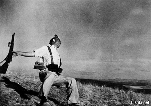 Снимок, сделанный фотографом Робертом Капа 5 сентября 1936 года в Испании.На фотографии запечатлен вооружённый ополченец, который только что получил смертельную пулю.