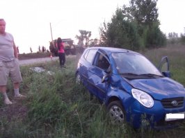 "девочка" в этом дтп была на другой машине..  
"Женщина-водитель автомобиля КИА Пиканто, стаж вождения которой всего 2 недели, совершая обгон попутного автомобиля ЗИЛ 131, при перестроении в свою полосу допустила столкновение с грузовиком, после чего съехала в кювет и перевернулась, а военный автомобиль потерял управление и выехал на встречную где в лобовую протаранил ВАЗ 2112"