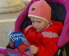 Шаловливые папочки смеются над детишками, как могут!