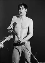 На Игги Попа похож. Вроде как, они дружили