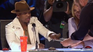 Весь фокус происходит именно в этот момент. На фото немного размыто. В следующую долю секунды фокусник меняет (снимает) карту на которой палец негра. И получается негр выбирает заготовленную карту фокусника. Просмотрите этот момент несколько раз ;)