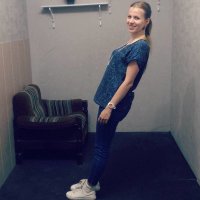 Это обман зрения, сама комната под наклоном (каюта на корабле?) футболка на животе висит тоже под углом