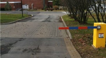 Шлагбаум. Это в Европах или Штатах. Там и водилы другие - если закрыт, значит ехать нельзя. У нас же хоть бревно туда повесь - будет возможность, всё равно попытаются объехать.