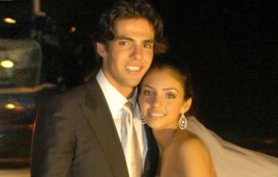 Девственница брачного возраста в наше время - артефакт или даже антиквариат, в некотором смысле ретро, а может быть и винтаж. ТАКОЕ стоит немало, но оценить может лишь подлинный знаток)) Многие мужчины сетуют, что придется повозиться, но ведь рыбка из пруда тоже в ведерко не скачет сама)) Но все же как это романтично, прекрасно и трогательно, если ТЫ У НЕГО ПЕРВАЯ, КАК И ОН У ТЕБЯ... Никаких обид, никаких подозрений, много больше доверия в браке, 100% уверенность в отцовстве на первого ребенка (по крайней мере!!!) и прочие бонусы воздержания)) Как говорил один умный человек: "Зачем есть яблоки кислыми, если можно дождаться спелости?" Любой опытный любовник скажет, что воздержание усиливает ощущения впоследствии... Так что предки не были такими уж глупыми, когда чистоту тела ставили во главу семейной жизни... "Зашитая девственность" - обман, а начинать семейную жизнь или даже просто отношения с обмана - так оно же, как строить дом из хвороста)) Нет, уж лучше быть Наф-нафом: хотя процесс сложнее, но зато результат несравненнее)) Ниф-нифы и Нуф-нуфы еще сделают переоценку, когда их домик пройдет испытание на прочность. 
Уважаю Рикарду Кака, футболиста, который женился девственником, как и его невеста))...
И если хотя бы один парень или девушка задумается после моего монолога о том, а стоит ли переступать черту, то вся моя жизнь стоила этого момента, поверьте...