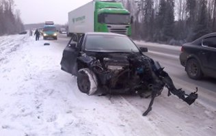 ""- В автомобилях было много пассажиров. В “Паджеро Спорт” находилось 4 человека, никто из них не пострадал. В “Киа Фаворит” пассажиров не было. В “Форд Фокусе” находилось четыре человека. Его водитель сильно пострадал. У него переломы обеих ног. Он госпитализирован в БСМП города Владимира. Также пострадал один из пассажиров “Форда”. С закрытой черепно-мозговой травмой он госпитализирован в БСМП города Владимира. Одного из пострадавших в “Фокусе” пришлось освобождать из машины при помощи специального оборудования."" Отсюда: