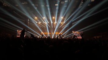 Вчера в Питере был концерт памяти. Старенькое тоже играли, что приятно. Алексей пел, конечно, голос похож, но не то. Тем не менее, если будут ещё собираться, схожу опять обязательно.