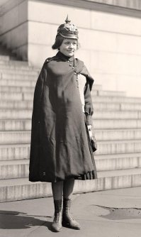 Странный вид: Ирина Шейк в тюрбане из фольги и супер узком бикини