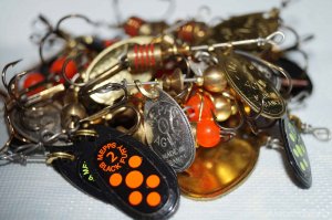 Хорошая приманка COMET BLACK FURY. На перекатах в первую очередь надо пробовать ее. Что имитирует - раненую рыбку скорее или жука. Все приманки имитируют что-то подобное. 

моя коллекция:))