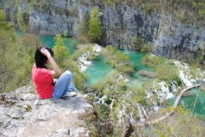 Я тоже так умею!  
Хорватия. Плитвицкие озера.
А по теме: если такие места понатыкать ограждениями потеряется вся природная коасота.