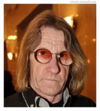 Александр Кавалеров, исполнитель роли "Мамочки", тоже при жизни бухал по-чёрному... Я сам его видел вживую в 2000 году в Чечне, приезжал он туда с песнями своими..