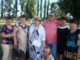 А что же вы фото не прислали? Минусуете, потому что таких знакомых у вас нет?))
Вот как выглядят среднестатистические женщины 57 лет. Встреча выпускников 1975 года: