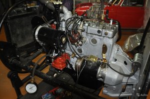 На шестой картинке изображён двигатель от ГАЗ-21, от которого ведёт свою родословную двигатель УМЗ-417, устанавливавшийся на УАЗы 469 и 452.
Движок УАЗ 450 (он же ГАЗ 21Б) был, по сути, модернизацией победовского мотора, имевшем больший рабочий объём за счёт увеличенного с 82 до 88 мм диаметра цилиндров. Выглядел он примерно так: