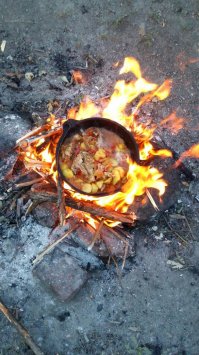 Картошка с курицей тушатся вместе, потом банка лечо магазинного. Густая подлива уходит вперед всех, на кусочках лаваша прямо из огня))