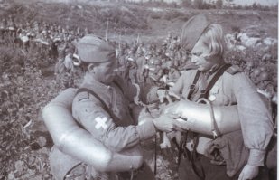 Вот редкие. 
Санитары с отечественными индивидуальными переправочными средствами, 1943 или 44 года. Остальные фото подписаны.