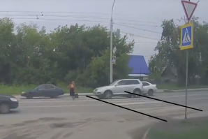 Где пешеходный переход и где бабка? Мало того что кинулась в поток, так еще и не дошла до перехода.