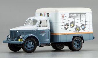 Это еще не все варианты "росписи")
Одна известная фирма (не буду называть, а то реклама) выпускающая масштабные модели, по подобным фотографиям и старым документам делает ограниченные партии моделек 1:43, максимально приближенных к историческим оригиналам. Красотищща в миниатюре, как она есть)