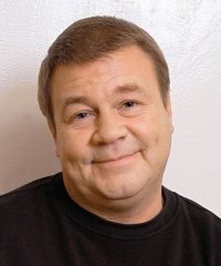 в России не лыбятся как идиоты первому встречному. Улыбка в России это нечто искреннее, что нужно заслужить. Нам не понять баранов которые постоянно улыбаются без всякой причины...