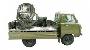 А есть еще такое:

Мобильный прожектор на основе газоразрядной лампы ДрИШ-2500. 
Обеспечивает подсвет зоны приземления, а также освещение объектов на земле и в воздухе. 
Электропитание прожектора может осуществляться как от промышленной сети 220 В, так и от электроагрегата типа АБ-4-0/230-М2. Все оборудование установлено на автомашине УАЗ-3303.
Серийное производство организовано в 2002 году на Вяземском электротехническом заводе (модель АПМ-90ПМ2-2 ).

Характеристики:
Осевая сила света (с защитным стеклом), Кд, не менее 70000000 
Угол рассеяния на уровне 1/10 max, град, не менее : 3 
Угол вращения прожектора, град: - в горизонтальной плоскости 350 - в вертикальной плоскости 60 вверх, 60 вниз 
Время непрерывной работы, час, не менее 15 
Время перехода на питание от электроагрегата, с 1 
Напряжение питания, В 220 
Ток (потребляемый), А, не более	15 
Потребляемая мощность, кВт, не более 3,5 
Срок службы, лет 10