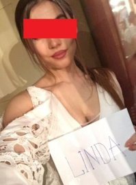 Татуаж бровей и губ, неестественно вздёрнутая верхняя губа, что также свидетельствует о последствиях пластических хирургических манипуляций.
И после этого ей можно верить, что её девственность натуральная, а не банальнейшая получасовая гименопластика за 30 тыс рублей?