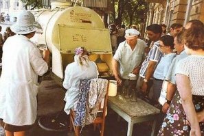 Единственный напиток, который мне понравился, это был первый советский пепси-кола. Я его попробовал в "чайной" в Армии в 1979 году, когда был в учебке в Алуксне. Его привозили и производили в Эстонии, в бутылках 0.33 литра. В Риге тогда пепси ещё не было. До сих пор вкус помню. А сейчас это не пепси, а моча. При совдепии продавался настоящий "живой" хлебный квас и что творилось по рассказам внутри бочки мало кого интересовало, потому что он был по настоящему вкусным. Лимонады были натуральными, из концентрата, спиртовой эссенции, углекислого газа и воды. То же и с пивом. Правда разливное пиво в больших бочках было не ахти какое вкусное. Мы чаще ездили в специализированный киоск от пив завода, куда пиво завозили, вначале в деревянных бочках, в которую вставлялся кран, а чуть позже в металлических бочёнках. Это было уже совсем другое пиво, как бутылочное, но тоже живое, потому что в то время оно долго не задерживалось.