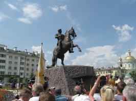 В Орле - Ермолов это очень много для Орла - на вздыбленном жеребце.  За ним дальше памятник Лескову...