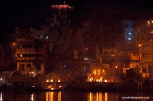 Был в Индии в Варанаси это самый священный город в Индуизме именно тот город где кремации на Ганге происходят.
Там на самом деле в Ганге можно плавающий труп встретить, я лично не встречал, но наши туристы рассказывали что видели.
По обычаям индуизма монахов и девственниц не кремируют а так в Ганге хоронят. Вроде в ящиках специальных, но иногда они со временем разваливаются.
Вот фотка моя - кремации на Ганге идут круглые сутки.