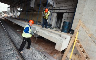 Зацепил за угол платформы,тогда почему синяя царапина вдоль всей платформы?