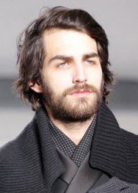 У них там своя мода, нафига нужны эти четкие линии? По мне такая прическа гораздо лучше